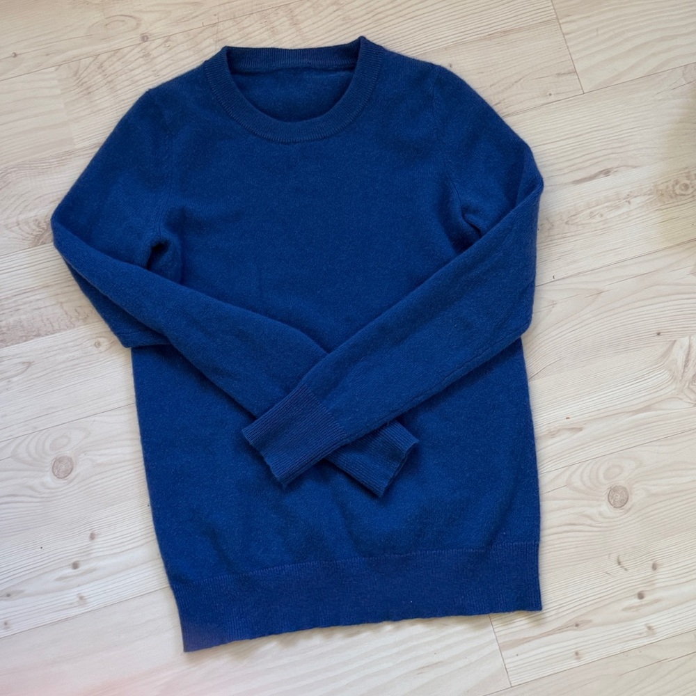 Bundle of spring cashmere V-Neck and Crew Neck Sweaters - Picture 6 of 7